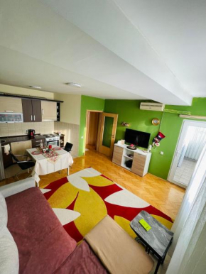 Yellow Moon Hostel&Apartment